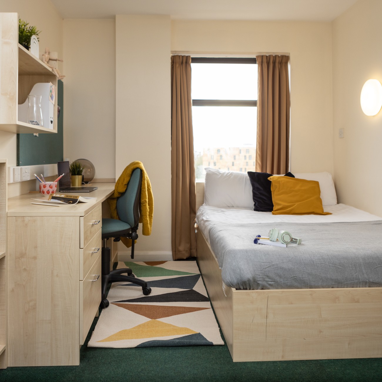  سلفر اونسويت  -  نيو بورت ستيودنت فاليدج  - Gallery -  4