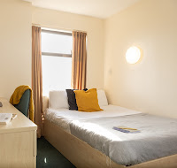  بلاتينوم اونسويت  -  نيو بورت ستيودنت فاليدج  - Gallery -  1