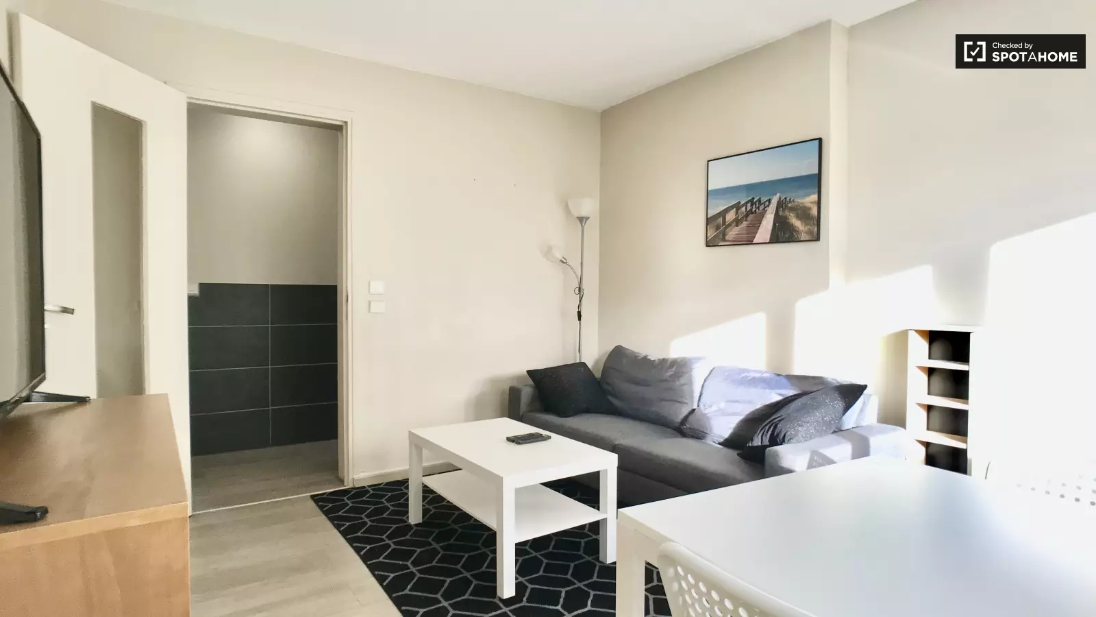 Room in a shared 4-bedroom apartment for rent in Floréal-Allende-Mutuelle