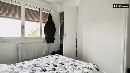 Room in a shared 4-bedroom apartment for rent in Floréal-Allende-Mutuelle