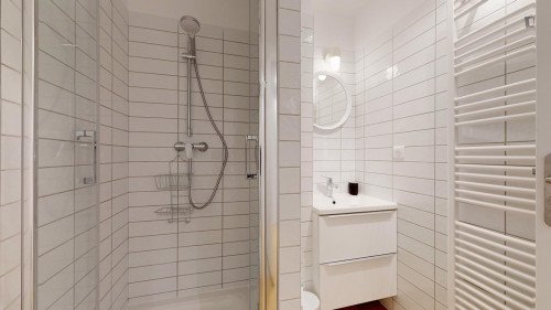 Neat single ensuite bedroom in Noisy le-grand