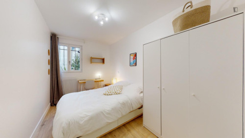 Cosy single ensuite bedroom in Bagnolet