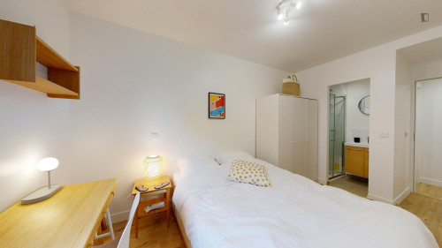 Cosy single ensuite bedroom in Bagnolet