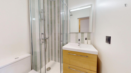 Delightful double ensuite bedroom in Épinettes