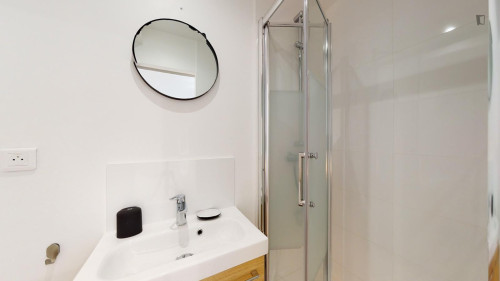 Spacious single ensuite bedroom in Bagnolet