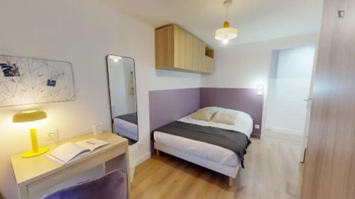 Charismatic double bedroom in Hôpital-Saint-Louis