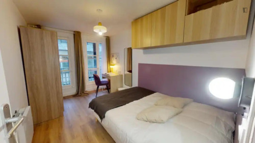 Charismatic double bedroom in Hôpital-Saint-Louis