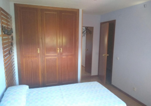Charming single bedroom in a 4-bedroom apartment near Acacias metro station