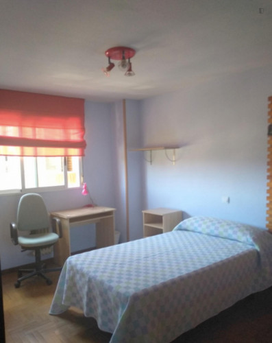 Charming single bedroom in a 4-bedroom apartment near Acacias metro station