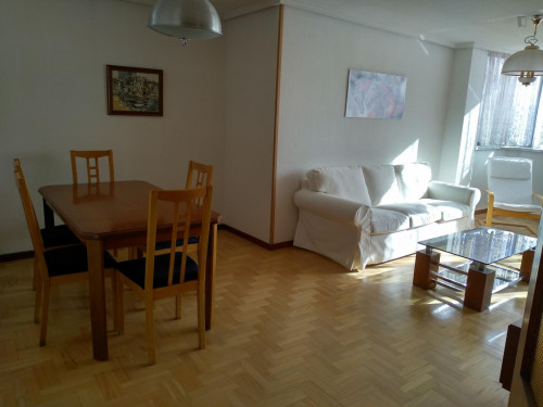 Charming single bedroom in a 4-bedroom apartment near Acacias metro station