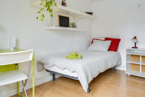 Bright and relaxing single bedroom with a balcony, in La Latina
