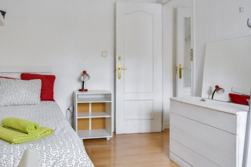 Bright and relaxing single bedroom with a balcony, in La Latina