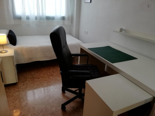 Bright single bedroom in a 3-bedroom apartment near Marítim - Serrería metro station - Gallery - 17