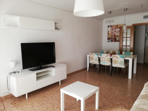 Bright single bedroom in a 3-bedroom apartment near Marítim - Serrería metro station - Gallery - 25