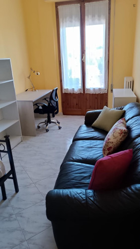 Single bedroom, with balcony, in 6-bedroom apartment