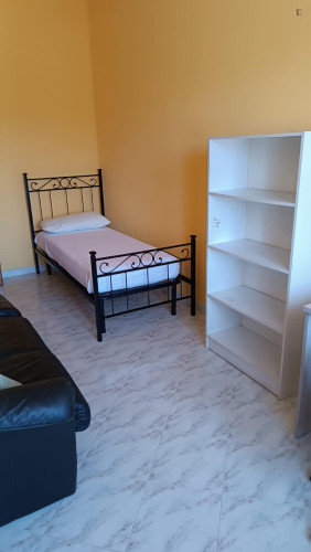 Single bedroom, with balcony, in 6-bedroom apartment