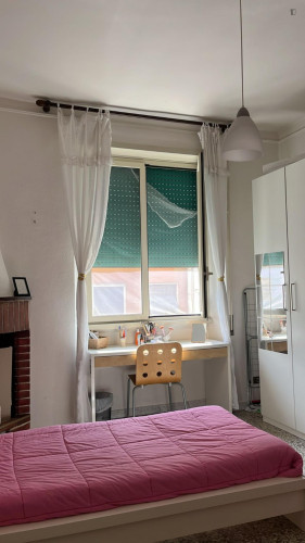 Single bedroom in 3-bedroom apartment