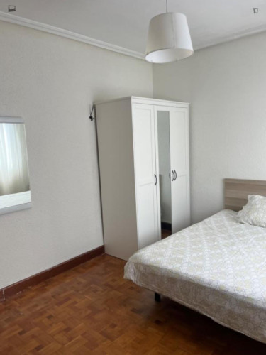 Comfortable, spacious and with plenty natural light - Gallery - 3