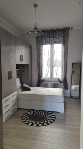 Single bedroom in 3-bedroom apartment