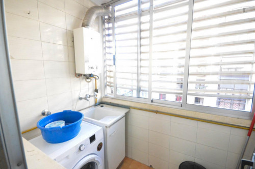 Cool double bedroom in a 3-bedroom apartment near Universitat de València  - Gallery -  5