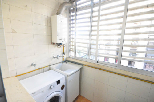 Cool double bedroom in a 3-bedroom apartment near Universitat de València