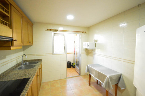 Cool double bedroom in a 3-bedroom apartment near Universitat de València