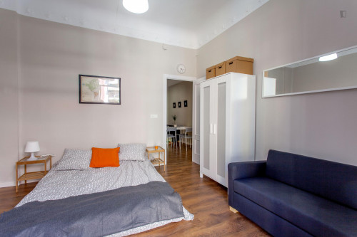 Fantastic double bedroom in a 6-bedroom apartment in Eixample