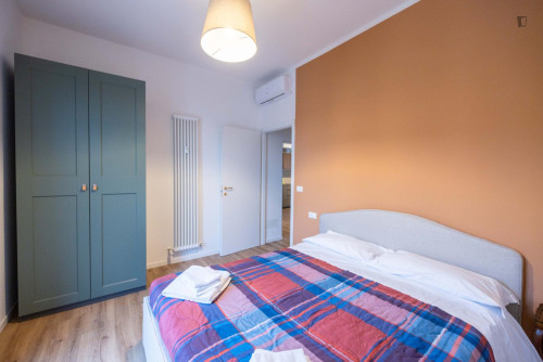 Grand and appealing 5-bedroom flat in Bolognina