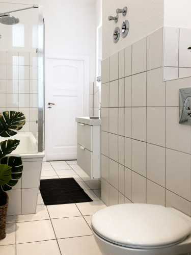 Spacious suite in green and calm neighbourhood