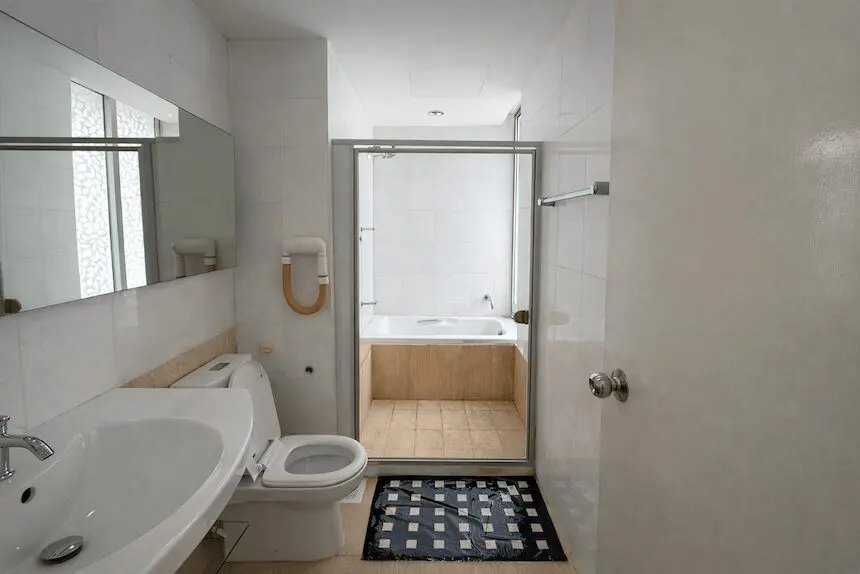 Executive Suite - Kerrisdale - Airy Abode - Gallery - 2
