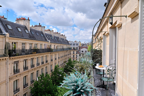 Stunning apartment with south-facing balcony in prized district of Marais - 1 bedroom & living room - on pedestrian street - Haussmannien