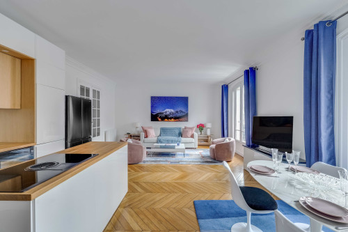 Well-furnished, bright and spacious family apartment