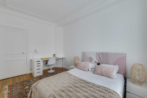 Well-furnished, bright and spacious family apartment