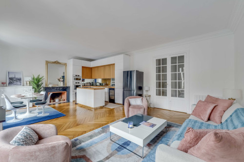 Well-furnished, bright and spacious family apartment