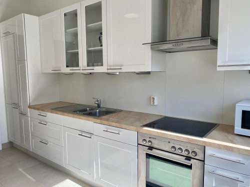 BRIGHT APARTMENT IN AN OLD BUILDING ON THE LIETZENSEE with high ceilings and a balcony