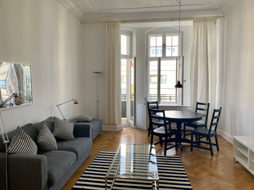 BRIGHT APARTMENT IN AN OLD BUILDING ON THE LIETZENSEE with high ceilings and a balcony