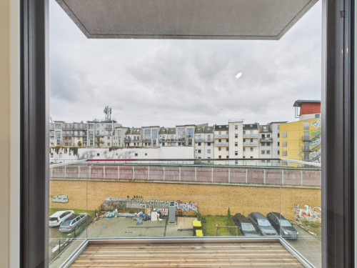 Unfurnished Sunlit Studio with Private Balcony in Lichtenberg