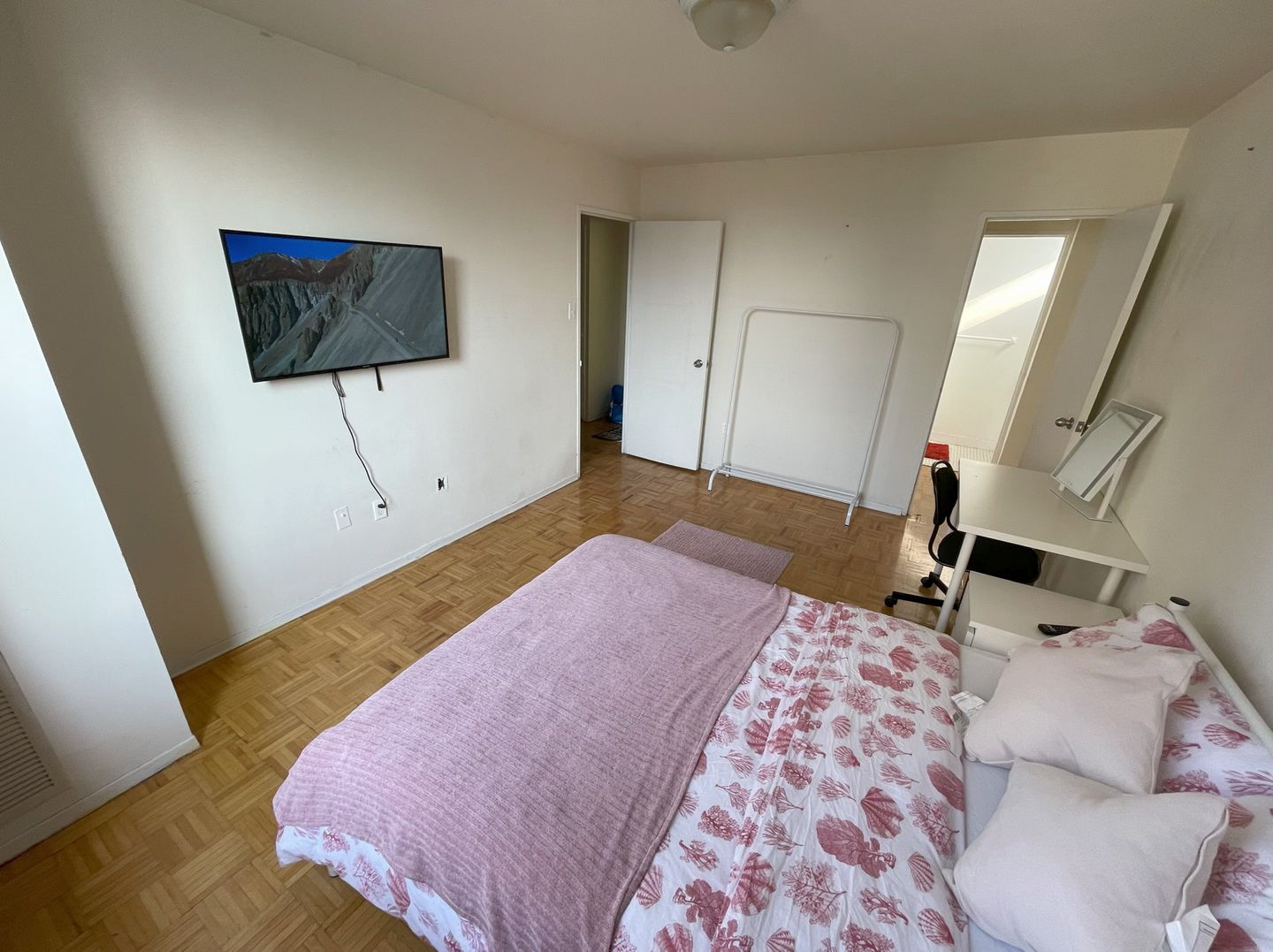  Single Room  -  140 Carlton Street  - Gallery -  2