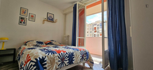 Bright double bedroom near Gratte Ciel metro