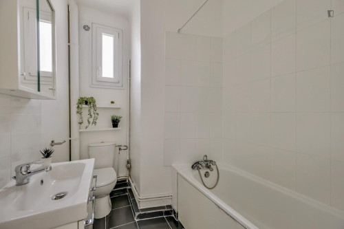 Chambre double, avec balcon, dans un appartement de 3 chambres