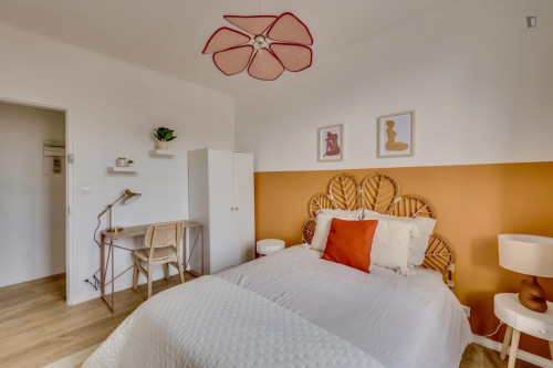 Chambre double, avec balcon, dans un appartement de 3 chambres