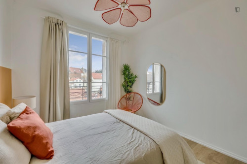 Chambre double, avec balcon, dans un appartement de 3 chambres