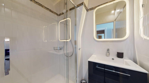 Neat and cosy double ensuite bedroom in Montmartre