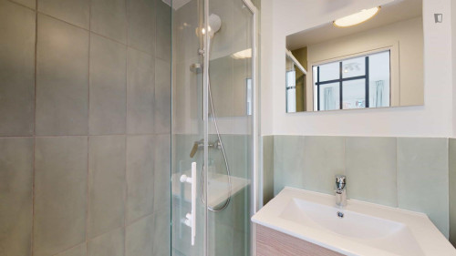 Comgy double ensuite bedroom in Suresnes