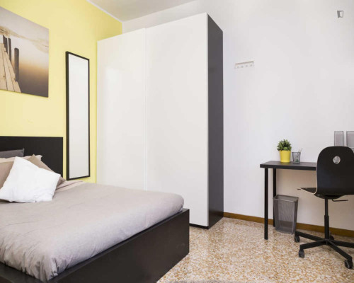 Inviting single bedroom in Portello