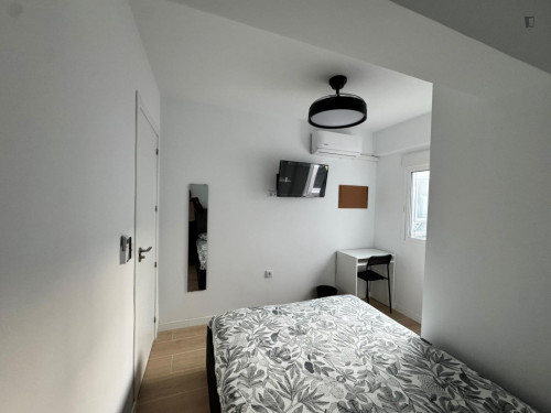 Appealing double bedroom in modern apartment close to the city center