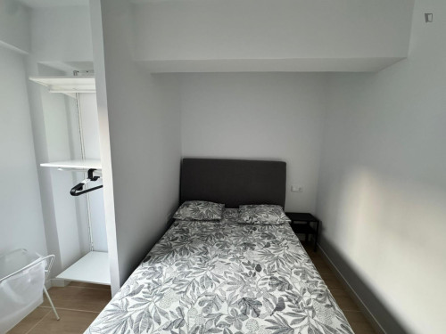 Appealing double bedroom in modern apartment close to the city center