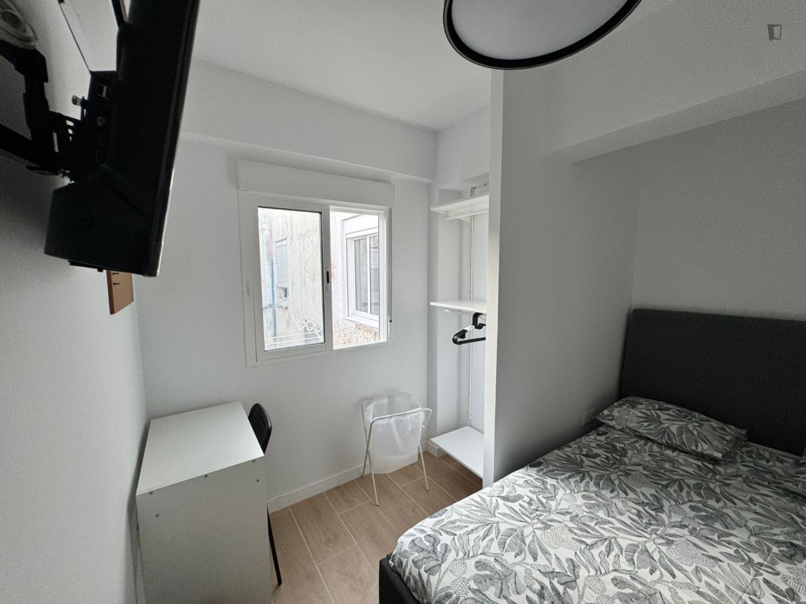 Appealing Double Bedroom In Modern Apartment Close To The City Center - 1