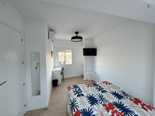 Bright double bedroom in modern apartment close to the city center