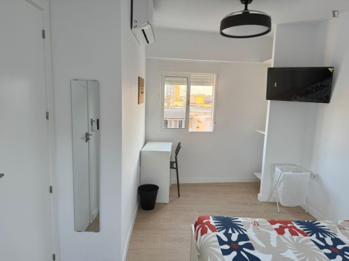Bright double bedroom in modern apartment close to the city center